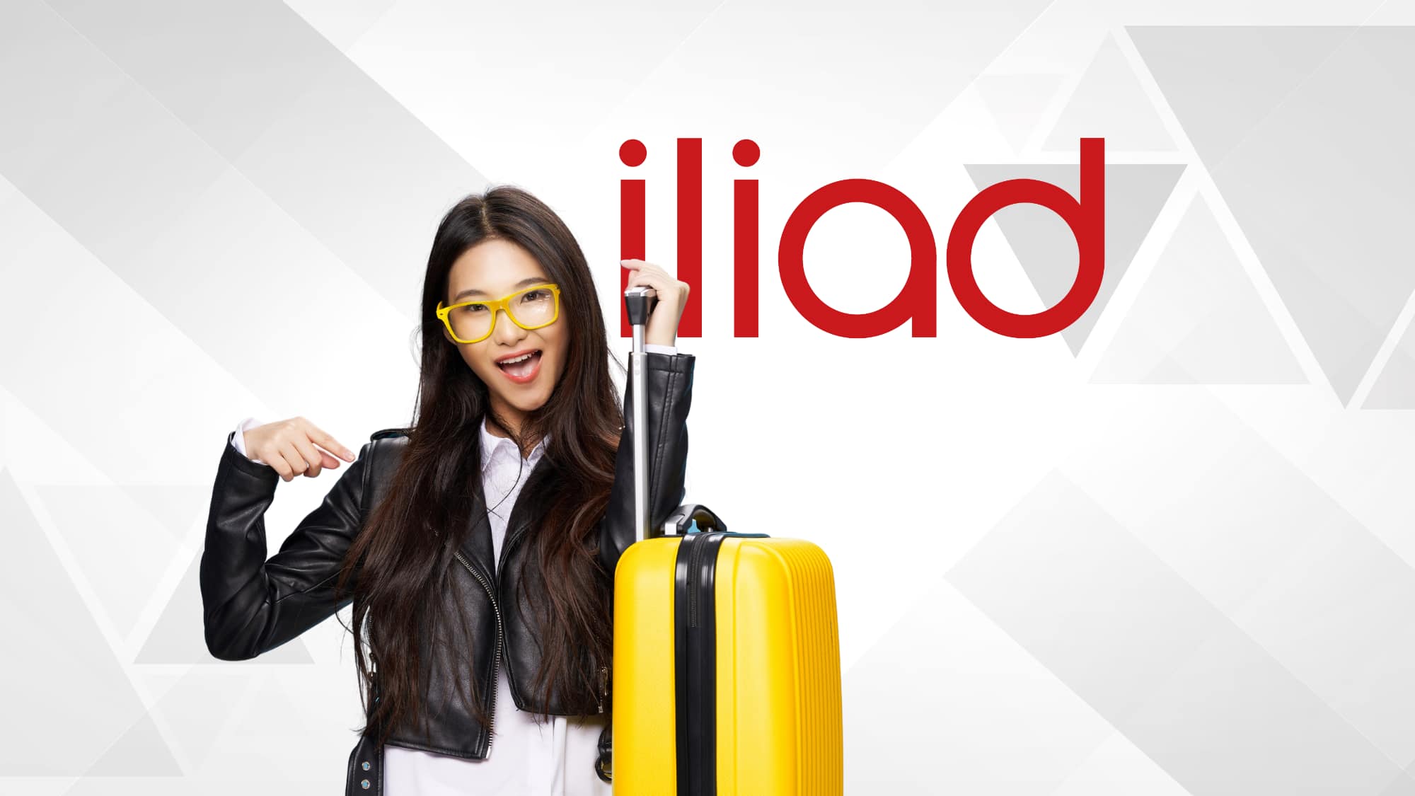 donna con valigia e logo del gestore telefonico Iliad